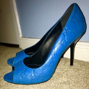 Blue Gucci logo open toe pumps